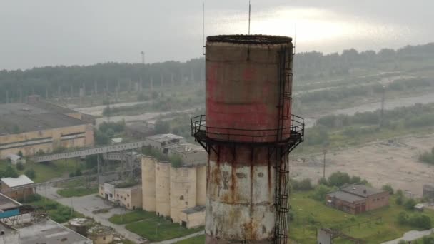 被遗弃的工厂 纸浆厂 贝加尔湖附近的一种植物 废物处理厂 从无人机上射击 Baikalsk工厂 — 图库视频影像