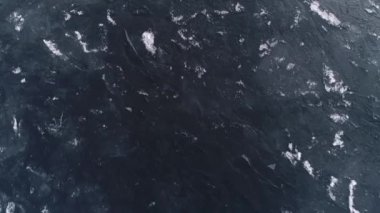 Dondurucu Baykal. Baykal kış uykusuna yatar. Baikalsk şehrinin buzlu kıyıları ve dağların manzarası. Doğal arka plan. Mevsimleri değiştiriyorum. Bir İHA 'dan ateş etmek.