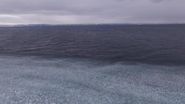 冻结贝加尔湖 贝加尔湖进入冬眠 拜加尔斯克市的Icy海岸 可以俯瞰群山 自然背景 换季从无人驾驶飞机上射击 — 图库视频影像