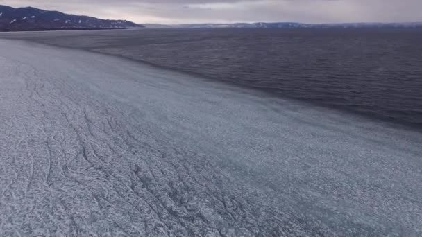 Congelando Baikal Baikal Entra Hibernación Costa Helada Ciudad Baikalsk Con — Vídeos de Stock