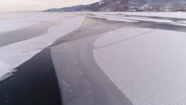 Congelando Baikal Baikal Entra Hibernación Costa Helada Ciudad Baikalsk Con — Vídeos de Stock