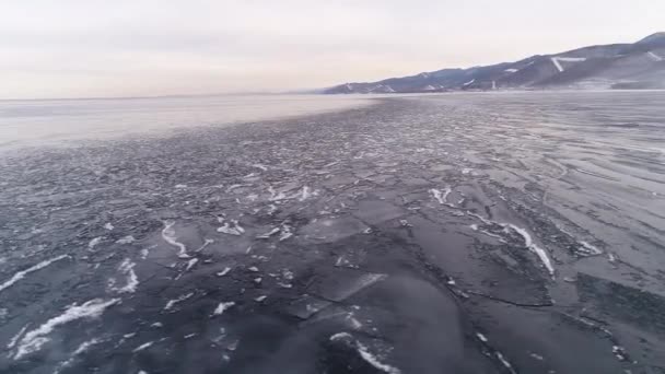 Замерзающий Байкал Байкал Впадает Спячку Ледяной Берег Города Байкальска Видом — стоковое видео