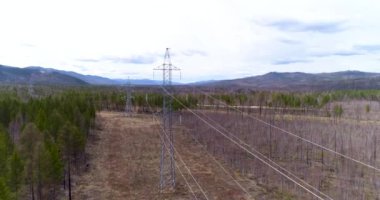 Enerji. Elektrik hatları. Güç iletim hatları. Elektrik santrali. Enerji dağıtımı. Bir İHA 'dan ateş etmek. Yukarıdan görüntüle