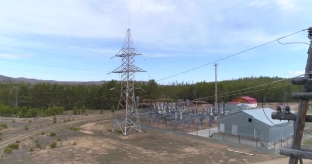 エネルギーだ 送電線だ 送電線だ 発電所だ エネルギー供給 ドローンからの撮影 上からの眺め — ストック動画