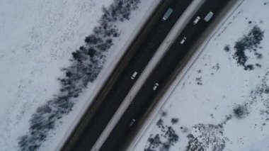 Kör bir yol. Federal Sibirya otoyolu. Otomobil köprüsü. Federal otoyolda viyadük. Bir İHA 'dan ateş etmek. Yukarıdan görüntüle.