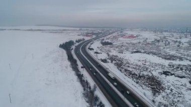 Kör bir yol. Federal Sibirya otoyolu. Otomobil köprüsü. Federal otoyolda viyadük. Bir İHA 'dan ateş etmek. Yukarıdan görüntüle.