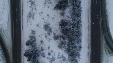 Kör bir yol. Federal Sibirya otoyolu. Otomobil köprüsü. Federal otoyolda viyadük. Bir İHA 'dan ateş etmek. Yukarıdan görüntüle.