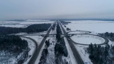 Kör bir yol. Federal Sibirya otoyolu. Otomobil köprüsü. Federal otoyolda viyadük. Bir İHA 'dan ateş etmek. Yukarıdan görüntüle.