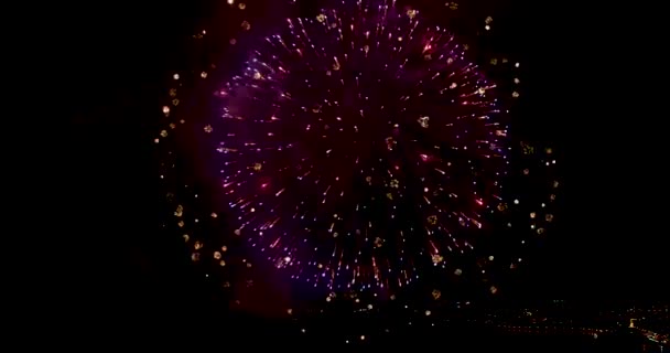 街の夜空に花火 ドローンからのクローズアップ撮影 4Kビデオ — ストック動画
