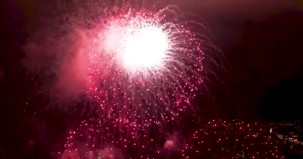 Fogos Artifício Sobre Céu Noturno Cidade Tiroteio Perto Drone Vídeo — Vídeo de Stock
