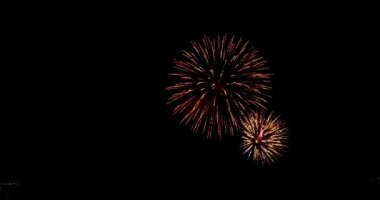 Irkutsk şehri. - Rusya. 9 Mayıs 2021. Şehrin gece gökyüzü üzerinde havai fişekler. Angara Nehri 'nin seti. Bir İHA 'dan ateş etmek. Yukarıdan görüntüle