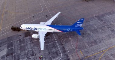 Irkutsk, Rusya - Ağustos 2019: Yeni Rus sivil uçağı Irkut MS-21 73053 ilk kalkıştan önce. IRKUT santrali