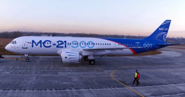 Irkutsk, Rusya - Ağustos 2019: Yeni Rus sivil uçağı Irkut MS-21 73053 ilk kalkıştan önce. IRKUT santrali