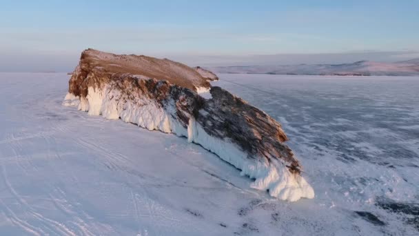 奥戈岛 白卡湖 冬天的贝加尔湖在日落 从无人机上射击 从上面看 — 图库视频影像