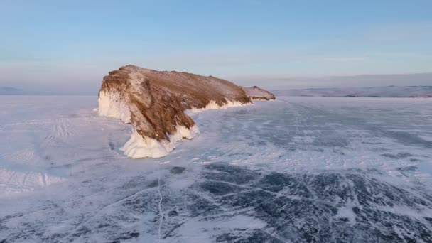 奥戈岛 白卡湖 冬天的贝加尔湖在日落 从无人机上射击 从上面看 — 图库视频影像