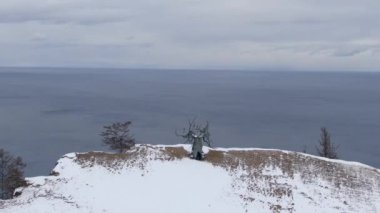 Olkhon Adası 'ndaki Baykal Heykeli Bekçisi. Kış. Bir İHA 'dan ateş etmek. Yukarıdan görüntüle