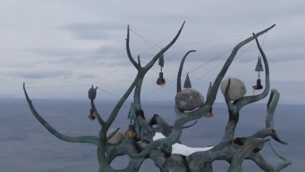 Skulptur Väktare Baikal Olkhon Island Vinter Skjuter Från Drönare Utsikt — Stockvideo