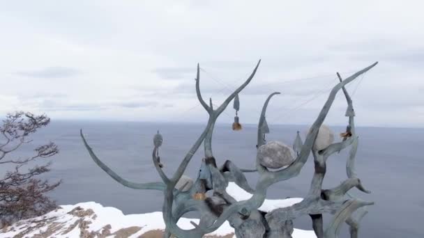 Скульптурний Хранитель Байкалу Острові Ольхон Вінтер Стріляють Дрона Вид Згори — стокове відео