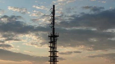 Irkutsk şehrinde şafak söküyor. Güneş TV kulesinin üzerinden doğuyor. Kırlangıçlar güneşin doğuşunun arka planına doğru uçar. Bir İHA 'dan ateş etmek. Üst görünüm