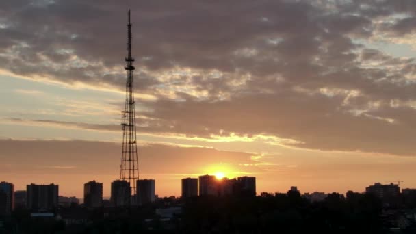 伊尔库茨克市的黎明 太阳升起在电视塔上 燕子在升起的太阳的映衬下飞过 从无人机上射击 顶部视图 — 图库视频影像