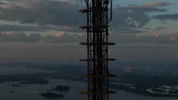 Dawn Stad Irkoetsk Zon Komt Boven Toren Zwaluwen Vliegen Voorbij — Stockvideo