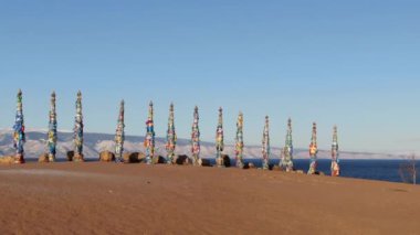 Dondurucu Baykal. Olkhon Adası 'nda kışın başlangıcı. Bir İHA 'dan ateş etmek. Şamanka kayası. Yukarıdan görüntüle.