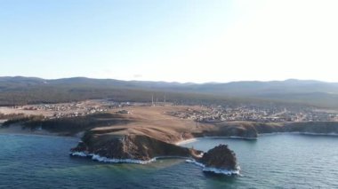 Dondurucu Baykal. Olkhon Adası 'nda kışın başlangıcı. Bir İHA 'dan ateş etmek. Şamanka kayası. Yukarıdan görüntüle.