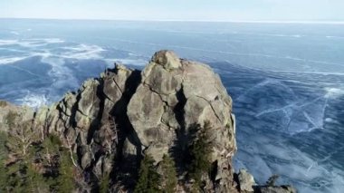 Baykal Gölü Rusya. Kış çekimi. Peschanaya Körfezi 'nde güneşli bir gün. Yukarıdan görüntüle.