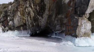 Baykal Gölü Rusya. Kış çekimi. Güneşli bir gün. Adanın mağaraları. Olkhon Adası. Yukarıdan görüntüle.