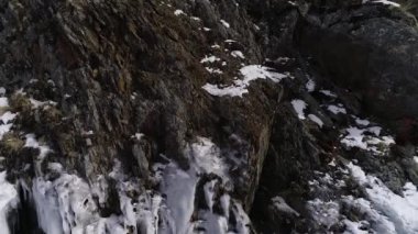 Baykal Gölü Rusya. Kış çekimi. Güneşli bir gün. Adanın mağaraları. Olkhon Adası. Yukarıdan görüntüle.