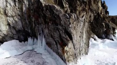 Baykal Gölü Rusya. Kış çekimi. Güneşli bir gün. Adanın mağaraları. Olkhon Adası. Yukarıdan görüntüle.