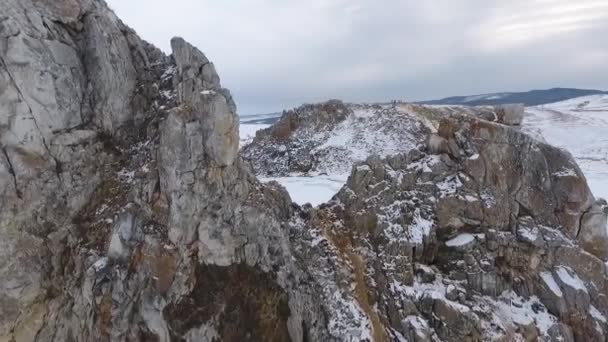贝加尔湖俄罗斯 冬季枪击案阳光明媚的日子沙门卡岩 Olkhon岛 在岛的北部从上面看 — 图库视频影像