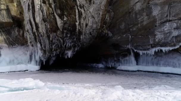 贝加尔湖俄罗斯 冬季枪击案阳光灿烂的日子 岛上的洞穴 Olkhon岛 从上面看 — 图库视频影像