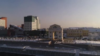 Rusya, Irkutsk - 20 Ocak 2021: Zafer Takı Moskovskie Vorota Rusya 'nın başkenti Irkutsk' un göbeğindeki Angara Nehri 'nin setinde yer almaktadır. Moskova kapıları.