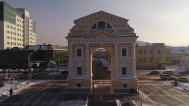 Rusya, Irkutsk - 20 Ocak 2021: Zafer Takı Moskovskie Vorota Rusya 'nın başkenti Irkutsk' un göbeğindeki Angara Nehri 'nin setinde yer almaktadır. Moskova kapıları.