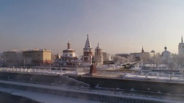 Rusya, Irkutsk - 20 Ocak 2021: Angara Nehri kıyısındaki Irkutsk Yakov Pokhabov Anıtı 'nın kurucuları anıtı. İHA saldırısı. Kış havası, yükselen su.