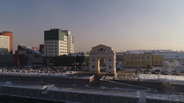 ロシア イルクーツク 2021年1月20日 凱旋門モスコフスキー ヴォロタは ロシアのイルクーツクの中心部にあるアンガラ川の堤防に位置しています モスクワ門 — ストック動画