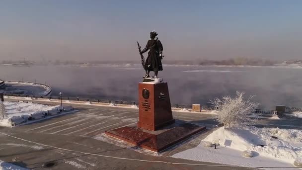 ロシア イルクーツク 2021年1月20日 アンガラ川のほとりにあるイルクーツク ヤコフ ポカボフの創設者への記念碑 ドローン撮影 冬の天気 高騰する水 — ストック動画