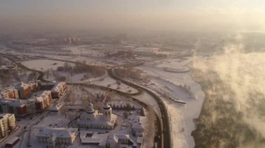 Rusya, Irkutsk - 20 Ocak 2021; Znamensky Manastırı, Irkutsk. Hava aracı uçuşu. Turist otelleri ve restoranları. Kışın, Rus şehri buz ve karla kaplıdır..