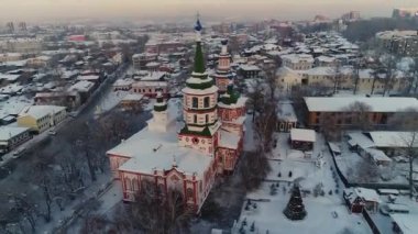 Rusya, Irkutsk - 20 Ocak 2021; Irkutsk 'taki Kutsal Haç Kilisesi. Hava aracı uçuşu. Turist otelleri ve restoranları. Kışın, Rus şehri buz ve karla kaplıdır..
