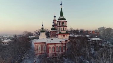 Rusya, Irkutsk - 20 Ocak 2021; Irkutsk 'taki Kutsal Haç Kilisesi. Hava aracı uçuşu. Turist otelleri ve restoranları. Kışın, Rus şehri buz ve karla kaplıdır..
