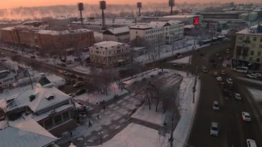 Rusya, Irkutsk - 20 Ocak 2021; Irkutsk 'taki eski ahşap evlerin 130 çeyreği. Hava aracı uçuşu. Turist otelleri ve restoranları. Kışın, Rus şehri buzla kaplanır ve... 