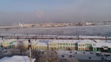 Rusya, Irkutsk - 20 Ocak 2021: eski tren istasyonu binası. İnsansız hava aracıyla kış uçuşları. RUS RAILWAYS.