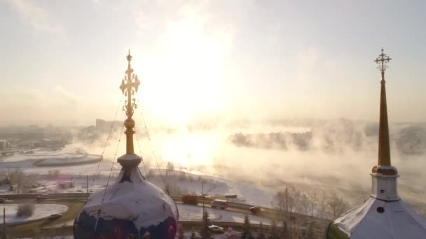 ロシア イルクーツク 2021年1月20日 イルクーツクのズナマンスキー修道院 空中ドローン飛行 観光ホテルやレストラン 冬には ロシアの都市は氷と雪で覆われています — ストック動画