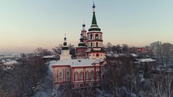 俄罗斯 伊尔库茨克 2021年1月20日 伊尔库茨克的圣十字教堂 空中无人驾驶飞机飞行 旅游旅馆和餐馆 俄罗斯的城市被冰雪覆盖着 — 图库视频影像