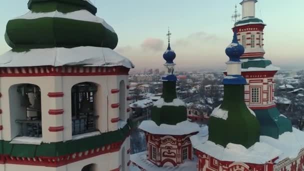 ロシア イルクーツク 2021年1月20日 イルクーツクの聖十字架教会 空中ドローン飛行 観光ホテルやレストラン 冬には ロシアの都市は氷と雪で覆われています — ストック動画