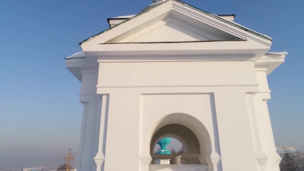 俄罗斯 伊尔库茨克 2021年1月20日 伊尔库茨克进入耶路撒冷教堂 空中无人驾驶飞机飞行 俄罗斯的城市被冰雪覆盖着 — 图库视频影像