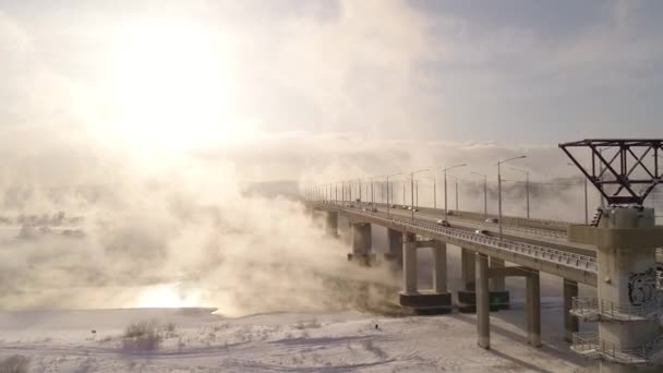 Carros Atravessam Ponte Sobre Vapor Inverno Nevoeiro Nevoeiro Lrrl Rio — Vídeo de Stock