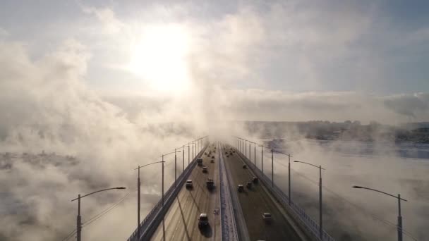 Voitures Traversent Pont Sur Vapeur Hiver Brouillard Brouillard Rivière Lrrl — Video