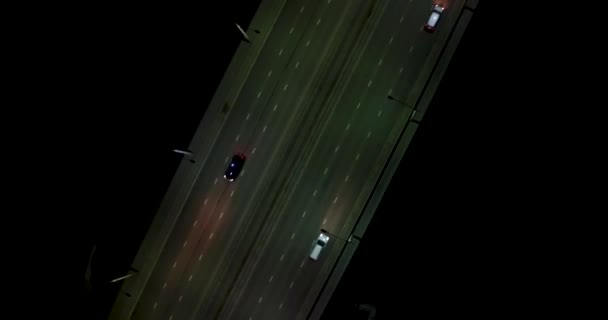 Nocne Miasto Samochody Przejeżdżają Przez Most Strzela Drona Widok Góry — Wideo stockowe